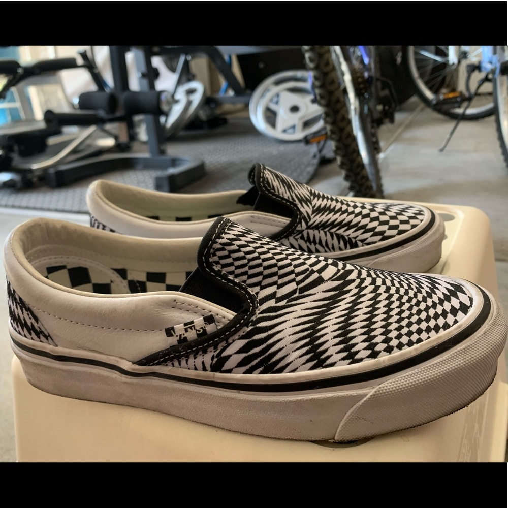 Vertigo vans slip on sz 4 men’s/5.5 women’s